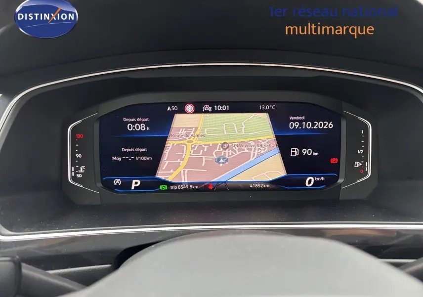 Tableau de bord numérique du Volkswagen Tiguan 2024 en gros plan, affichant la navigation et les informations de conduite.