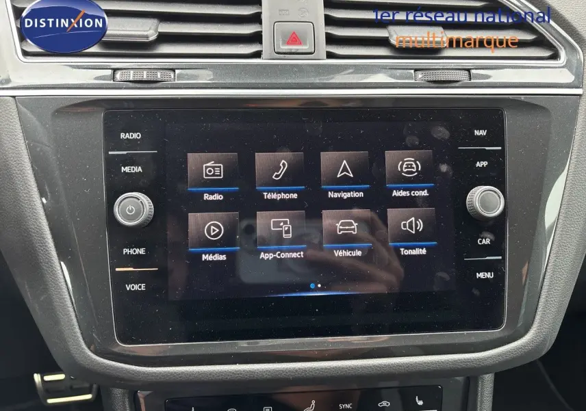 Écran tactile central du Volkswagen Tiguan 2024 en gros plan, affichant les options multimédia et navigation.