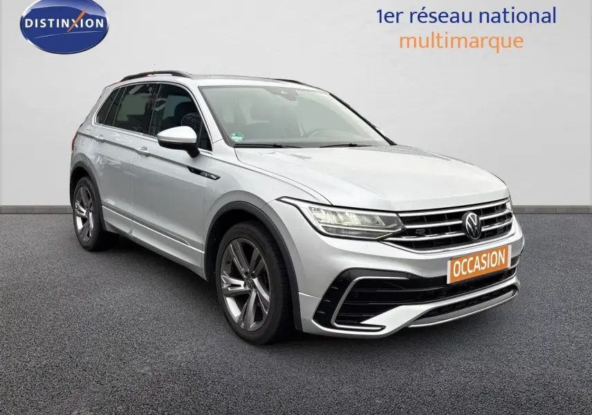 Volkswagen Tiguan 1.5 TSI R-Line 2024 en Reflex Silver, vue 3/4 avant avec jantes alliage et calandre distinctive.