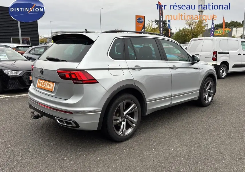 Volkswagen Tiguan 1.5 TSI R-Line 2024 en Reflex Silver, vue 3/4 arrière droit avec jantes alliage et feux LED.