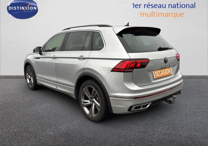 Volkswagen Tiguan 1.5 TSI R-Line 2024 en Reflex Silver, vue 3/4 arrière droit avec jantes alliage et feux LED.