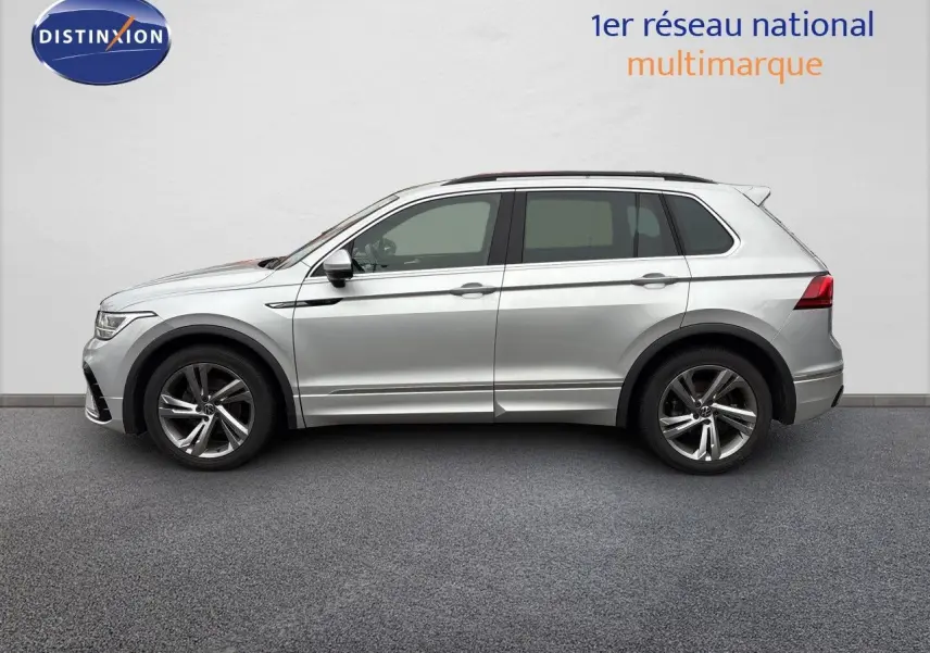 Volkswagen Tiguan 1.5 TSI R-Line 2024 en Reflex Silver Metal, vue profil côté gauche sur fond neutre.