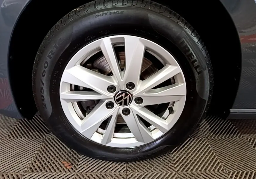 Gros plan sur la roue avant droite gris foncé du Volkswagen Touran 2.0 TDI 150 DSG7 Life Plus avec jante aluminium.