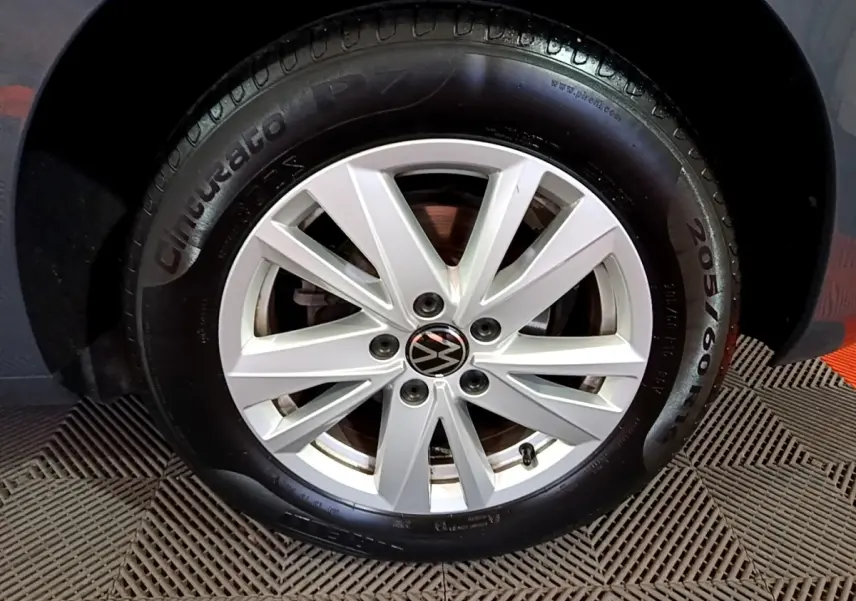 Gros plan sur la roue avant droite gris foncé d'un Volkswagen Touran 2.0 TDI 150 DSG7 Life Plus avec jante aluminium.