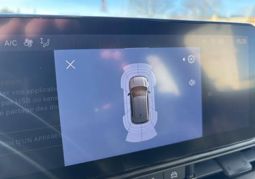 Écran tactile intérieur montrant la vue 360° du Jeep Avenger noir, avec capteurs de proximité activés.