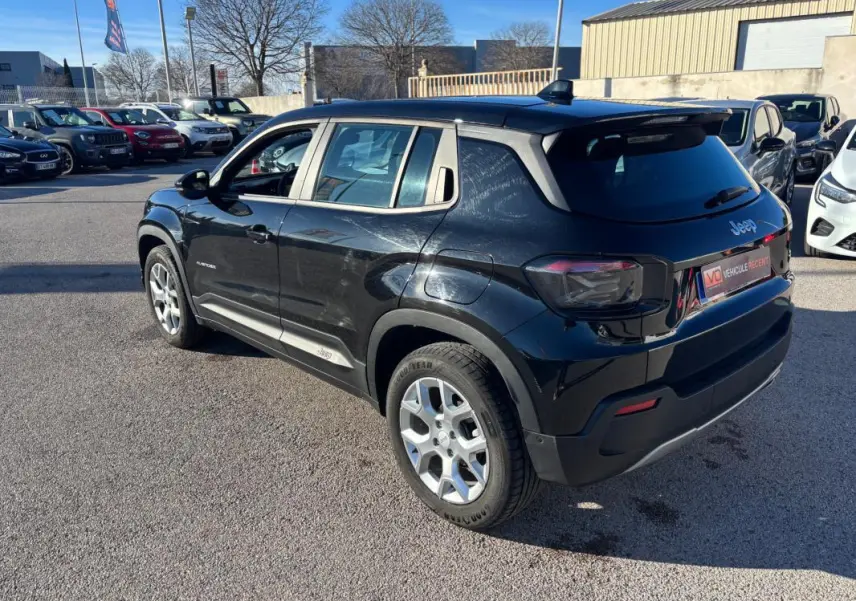 Jeep Avenger noir en vue 3/4 arrière droit, avec jantes alliage 17 pouces et toit noir contrasté.
