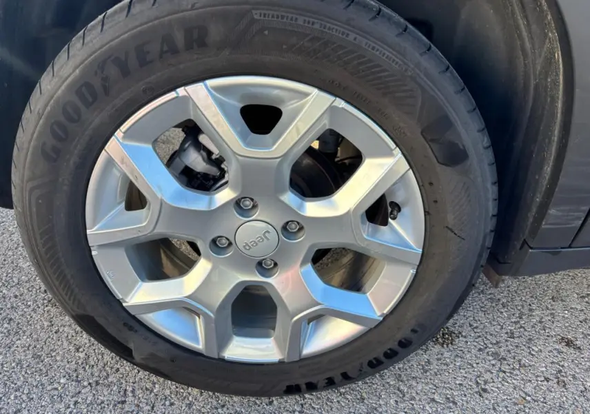 Gros plan sur la jante alliage 17 pouces argentée d’un Jeep Avenger noir, avec pneu Goodyear visible.