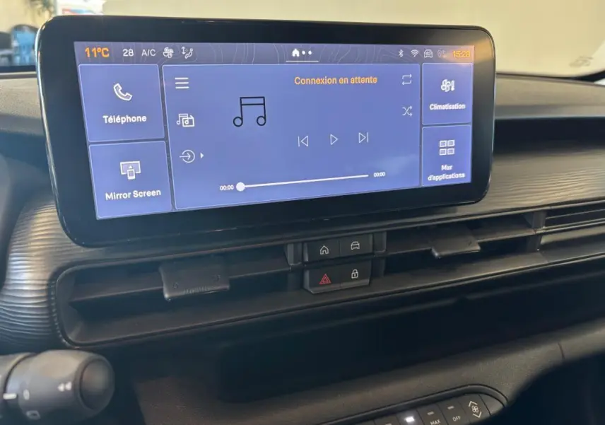 Écran tactile central du tableau de bord du Jeep Avenger 2024, affichant les commandes multimédia et climatisation.