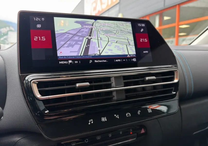 Vue rapprochée de l’écran tactile central avec navigation GPS du tableau de bord noir du Citroën C5 Aircross 2025.