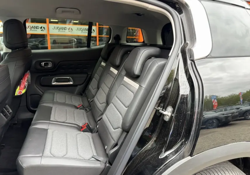 Vue intérieure côté droit montrant les trois sièges arrière individuels en tissu et cuir du Citroën C5 Aircross noir.