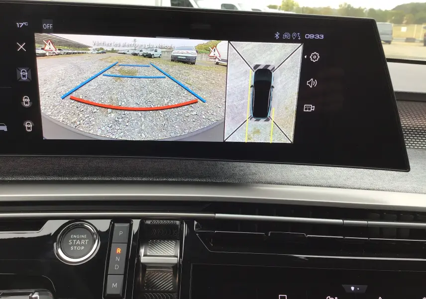 Écran intérieur du Peugeot 3008 hybride 2026 montrant la caméra de recul et la vue 360 en mode stationnement.