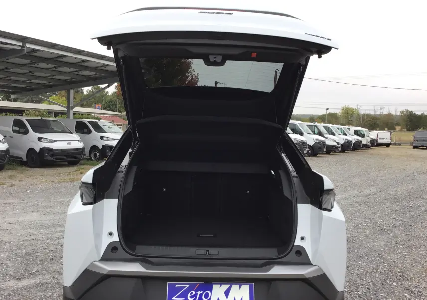 Vue arrière du Peugeot 3008 blanc Okenite avec coffre ouvert, mettant en valeur l'espace de chargement et le logo Zéro KM.
