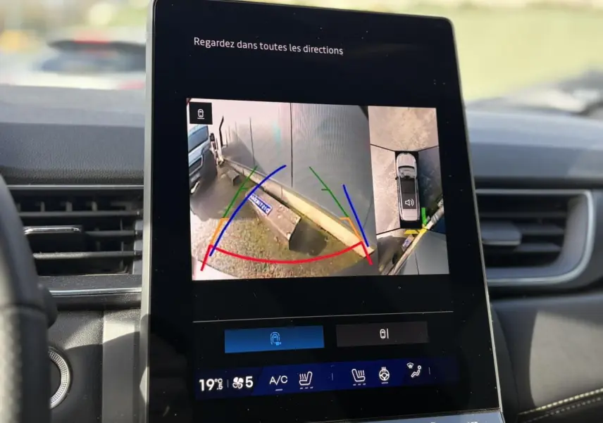 Écran tactile intérieur montrant la caméra 360° du Renault Symbioz noir étoilé, vue arrière avec guidage coloré.