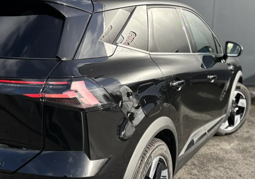 Vue 3/4 arrière droite du Renault SYMBIOZ noir étoilé avec feux LED et jantes 18 pouces distinctives.