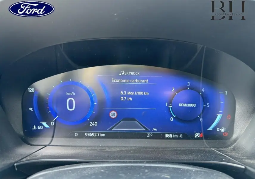 Tableau de bord numérique bleu du Ford Kuga 2020 affichant consommation, vitesse et compte-tours à 0 km/h.