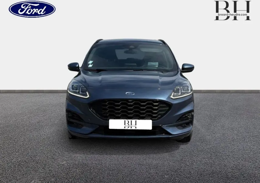 Vue frontale d'un Ford Kuga bleu Abysse 2020 avec calandre noire et phares LED distinctifs.