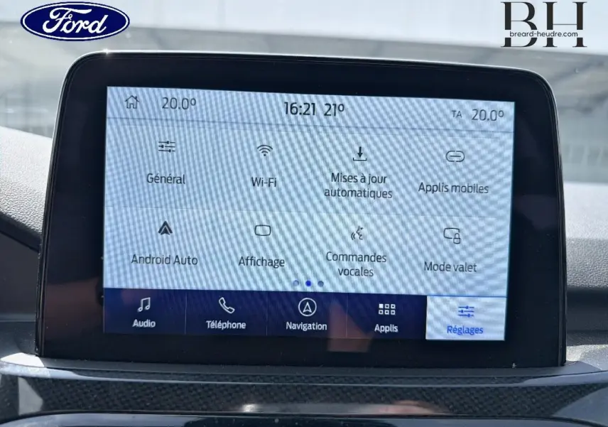 Écran tactile central du Ford Kuga bleu 2020 affichant les réglages de connectivité et de navigation.