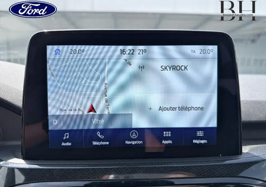 Écran tactile central du Ford Kuga 2020 affichant la navigation et les options multimédia en intérieur.
