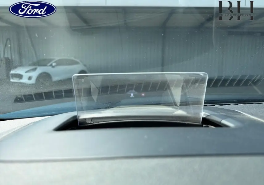 Affichage tête haute transparent sur le tableau de bord du Ford Kuga bleu, vue intérieure frontale rapprochée.