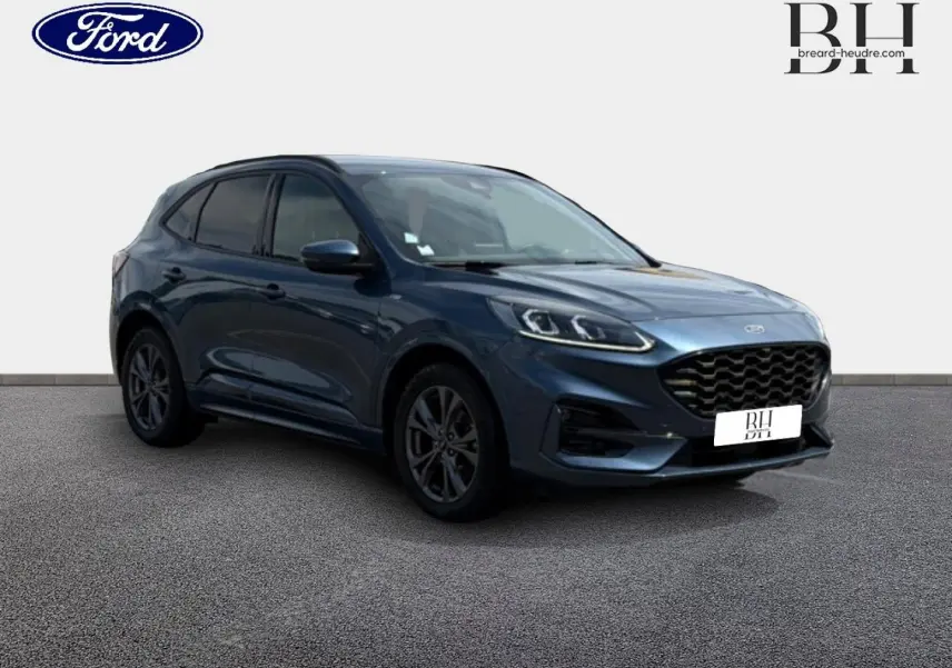 Ford Kuga 2.0 EcoBlue bleu Abysse en 3/4 avant droit avec jantes alu et vitres arrière surteintées.