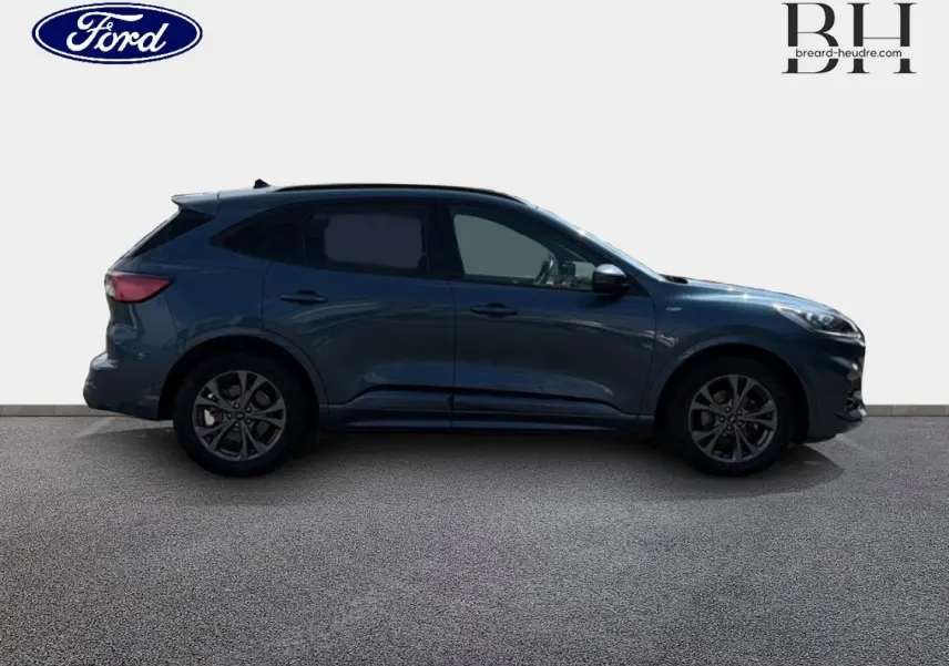 Profil côté gauche d'un Ford Kuga bleu Abysse 2020 avec jantes alu et vitres arrière surteintées.