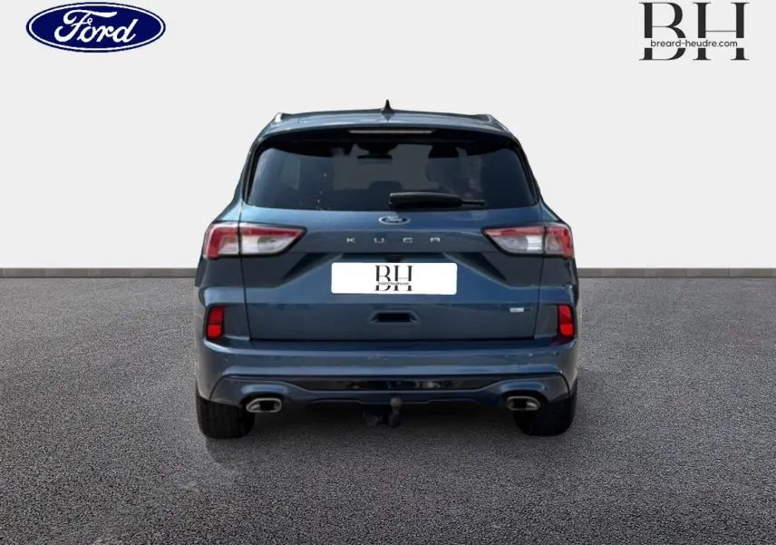 Vue arrière d'un Ford Kuga bleu Abysse 2020 avec double sortie d'échappement et vitres arrière surteintées.