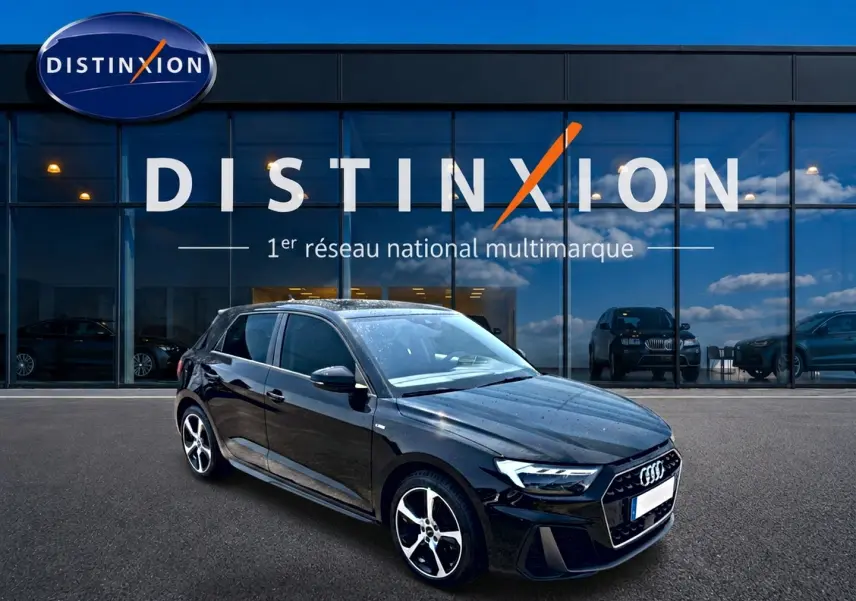 Audi A1 Sportback noir vue 3/4 avant droit, avec jantes alu et calandre hexagonale distinctive.