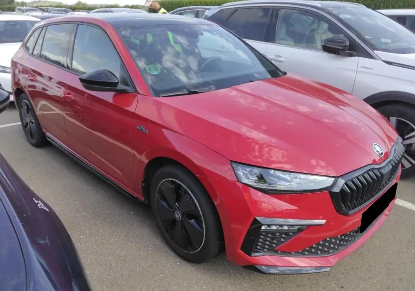 Vue 3/4 avant droite d'une Skoda Scala TSI 116 Monte-Carlo rouge Velvet avec jantes noires et toit panoramique.