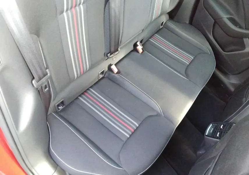 Vue intérieure de la banquette arrière noire avec bandes grises et rouges du Skoda Scala Monte-Carlo Rouge Velvet.