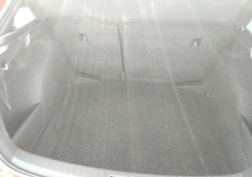 Vue intérieure du coffre spacieux et vide d'une Skoda Scala TSI 116 DSG7 Monte-Carlo, sans éléments visibles colorés.