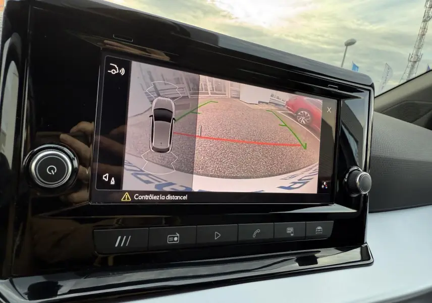 Écran central montrant la caméra de recul du SEAT IBIZA 2024 en Magnetic Tech avec aides au stationnement visibles.