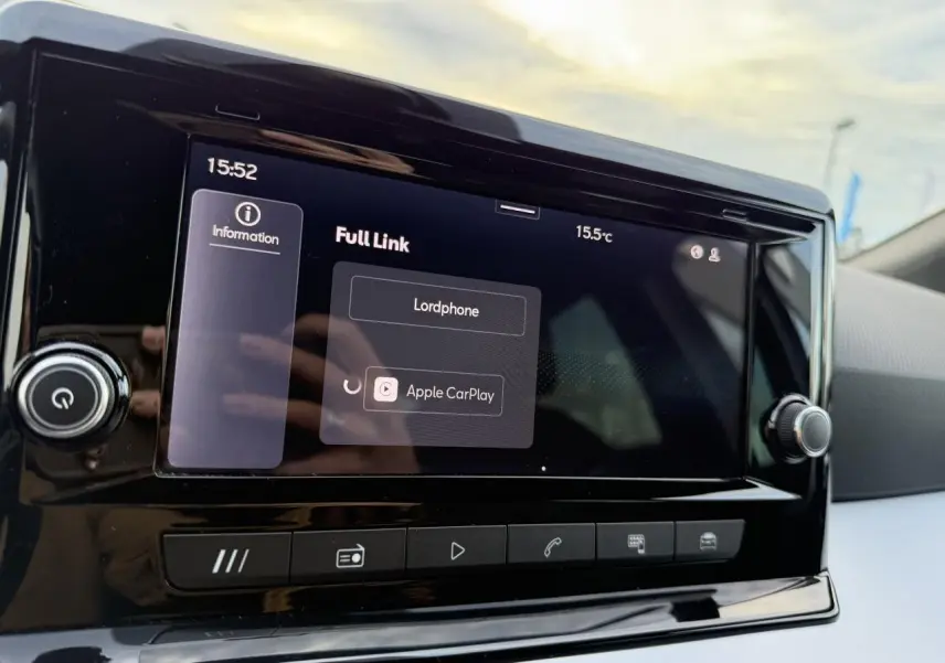 Écran tactile central de la SEAT IBIZA 2024 affichant l'interface Full Link avec Apple CarPlay, vue intérieure rapprochée.