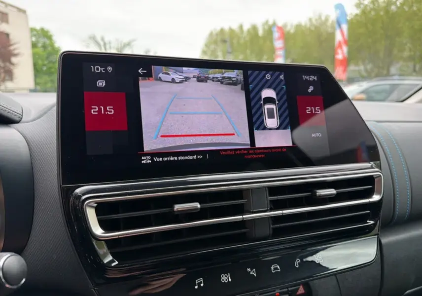 Écran tactile central montrant la caméra de recul et les réglages de climatisation dans un Citroën C5 Aircross gris platinium.