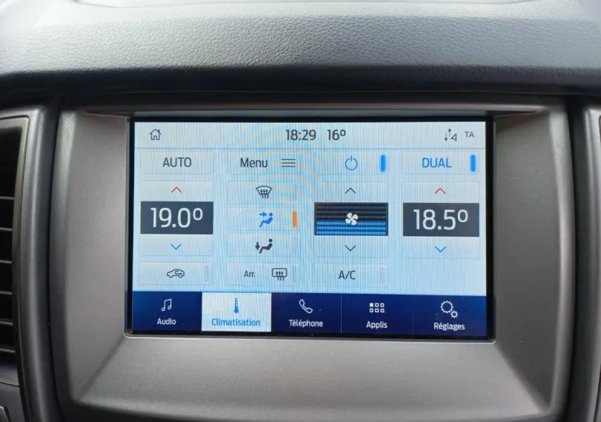 Écran tactile central du Ford Ranger blanc 2022, affichant les réglages de climatisation en mode dual.