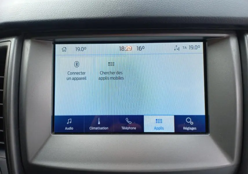 Écran tactile central du Ford Ranger blanc 2022, affichant les options audio, climatisation, téléphone et applications.