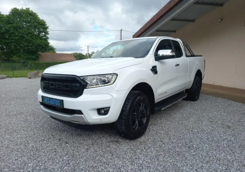 Ford Ranger Super Cabine Limited blanc, vue 3/4 avant droit avec calandre noire et jantes noires.