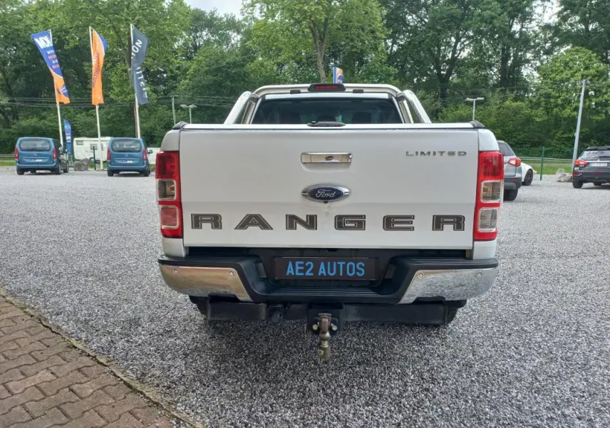 Vue arrière du Ford Ranger blanc Super Cabine Limited 2022 avec attelage et logo bien visibles.