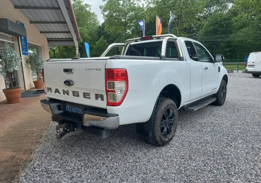 Ford Ranger Super Cabine Limited blanc vu 3/4 arrière droit avec barres de protection et attelage.