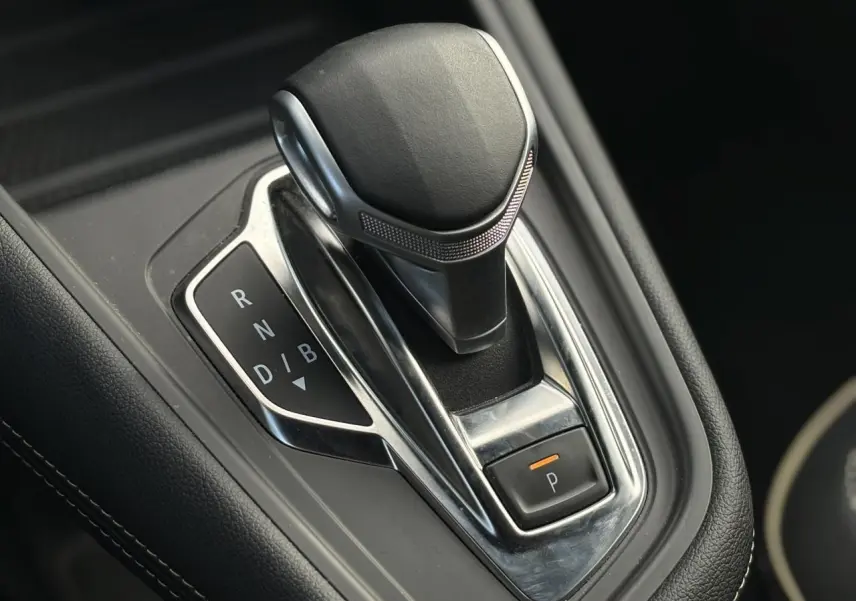 Gros plan sur le levier de vitesses automatique noir et chrome du Renault Symbioz E-Tech Full Hybrid 2025.
