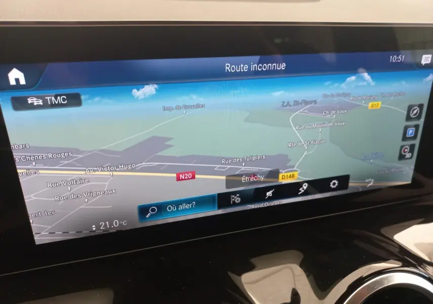 Écran tactile de navigation couleur dans Mercedes Classe A 200 AMG Line, affichant carte et itinéraire.