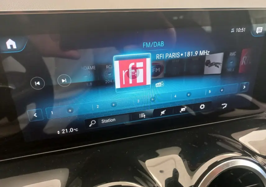 Écran tactile central de la Mercedes Classe A A 200 AMG Line 2021 affichant la radio FM/DAB RFI Paris.