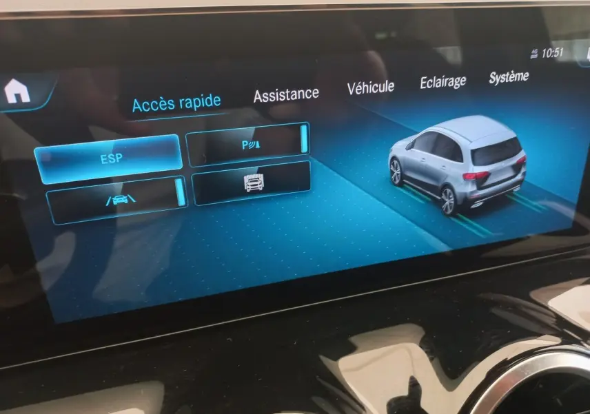 Écran multimédia affichant les options d'assistance avec une représentation 3D arrière d'une Mercedes Classe A noire.