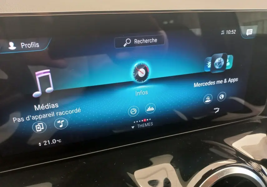 Écran tactile central de la Mercedes Classe A 200 AMG Line 2021 affichant le menu multimédia et applications.