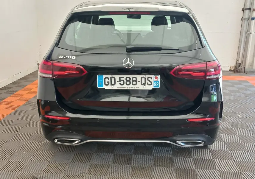 Vue arrière d'une Mercedes Classe A 200 AMG Line noire avec feux LED et double sortie d'échappement chromée.