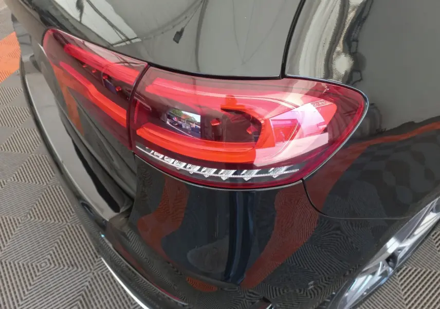 Gros plan sur le feu arrière droit rouge d'une Mercedes Classe A Berline A 200 AMG Line noire, vue arrière.