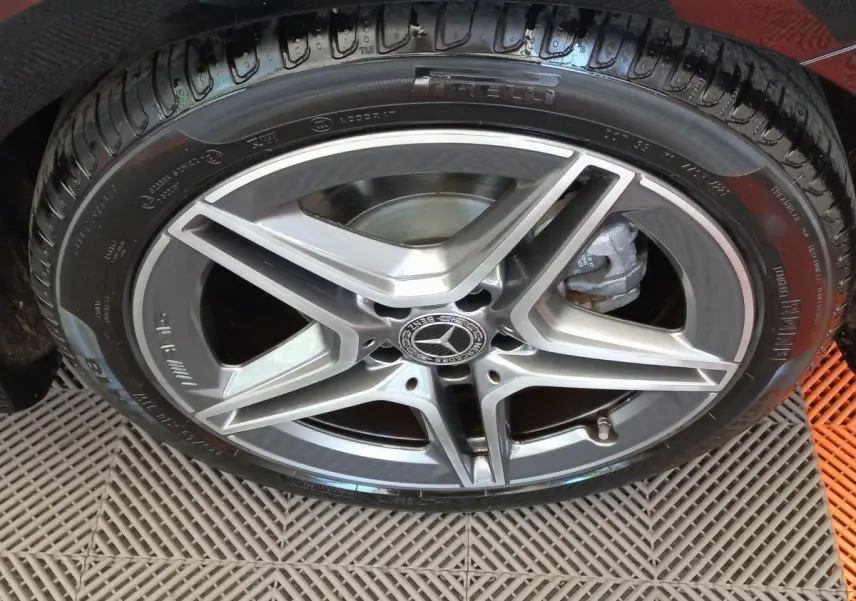 Gros plan sur la jante alliage AMG à cinq branches de la Mercedes Classe A Berline noire, avec logo central visible.