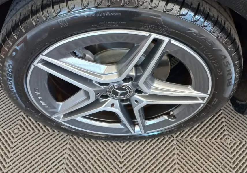 Gros plan sur la jante alliage AMG à cinq branches de la Mercedes Classe A noire, pneu Pirelli visible.