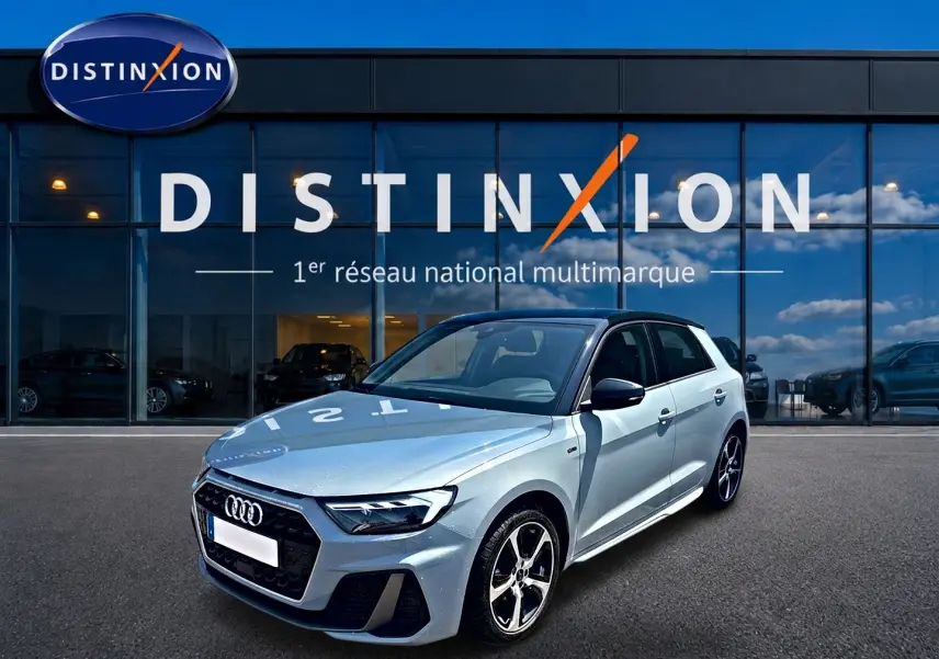 Audi A1 Sportback gris arrow vue 3/4 avant droit, avec jantes alliage et toit noir devant showroom Distinxion.