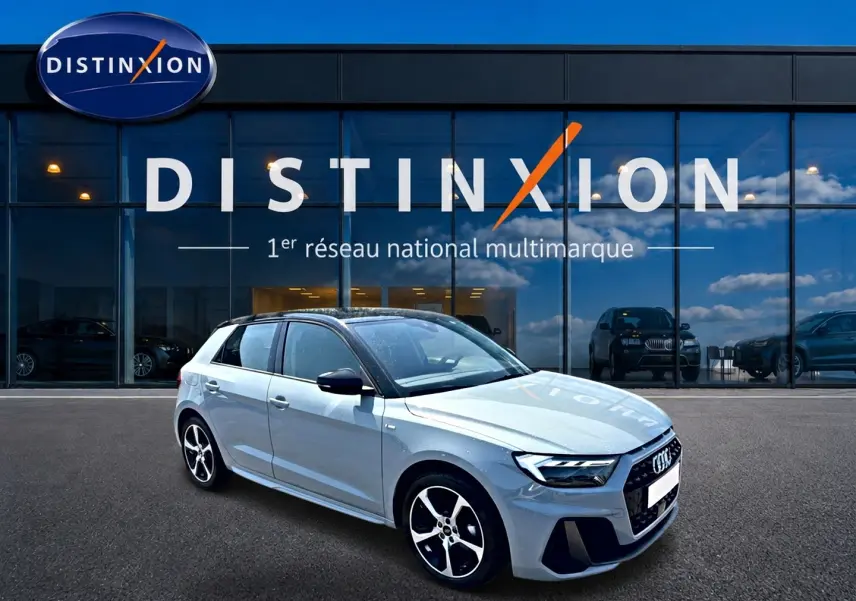 Audi A1 Sportback gris arrow vue 3/4 avant droit avec toit noir et jantes alu distinctives devant showroom Distinxion.