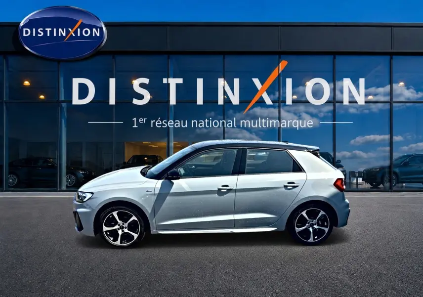 Audi A1 Sportback gris arrow vue de profil côté gauche avec jantes alu et toit noir devant vitrine Distinxion.